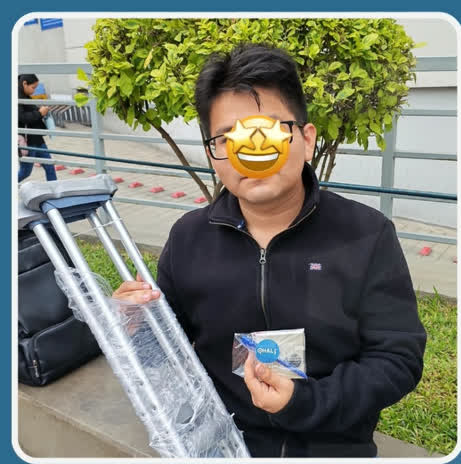 Cliente recibiendo sus muletas