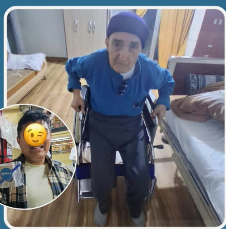 Cliente recibiendo su silla de ruedas en casa