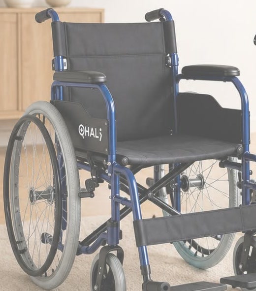 Silla de ruedas de aluminio QHALI en una sala